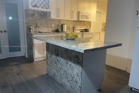 Casa en venta en Miami Gardens, Florida, 3 dormitorios, 120.4 m2 № 2003162 - foto 2