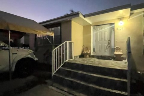 Casa en venta en Miami Gardens, Florida, 3 dormitorios, 120.4 m2 № 2003162 - foto 3