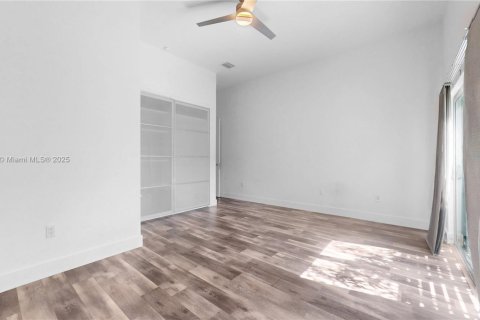 Adosado en venta en Miami, Florida, 4 dormitorios, 207.92 m2 № 1968740 - foto 12