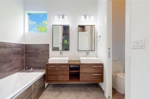 Adosado en venta en Miami, Florida, 4 dormitorios, 207.92 m2 № 1968740 - foto 13