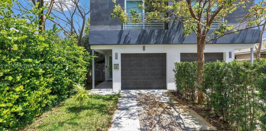 Adosado en Miami, Florida 4 dormitorios, 207.92 m2 № 1968740