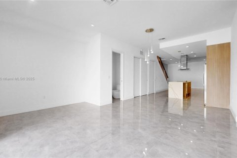 Adosado en venta en Miami, Florida, 4 dormitorios, 207.92 m2 № 1968740 - foto 10