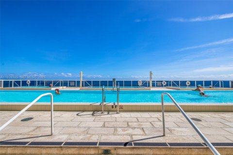 Condominio en alquiler en Hallandale Beach, Florida, 2 dormitorios, 135.45 m2 № 2039259 - foto 16