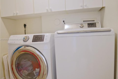 Adosado en venta en Doral, Florida, 3 dormitorios, 206.8 m2 № 1776498 - foto 16