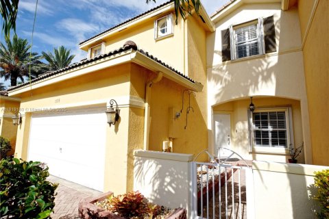 Adosado en venta en Doral, Florida, 3 dormitorios, 206.8 m2 № 1776498 - foto 1