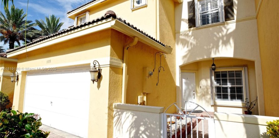 Adosado en Doral, Florida 3 dormitorios, 206.8 m2 № 1776498