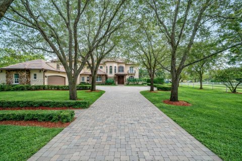 House in Miami, Florida 8 bedrooms, 621.89 sq.m. № 2081094 - photo 4
