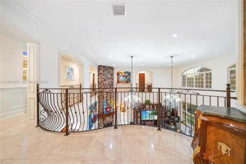 House in Miami, Florida 8 bedrooms, 621.89 sq.m. № 2081094 - photo 12