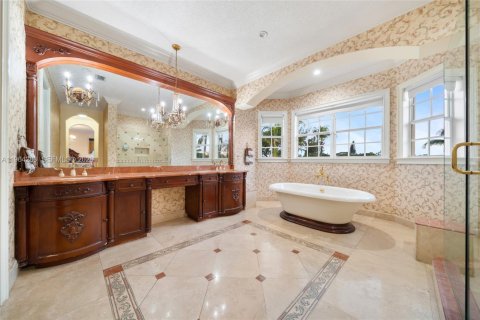 House in Miami, Florida 8 bedrooms, 621.89 sq.m. № 2081094 - photo 26