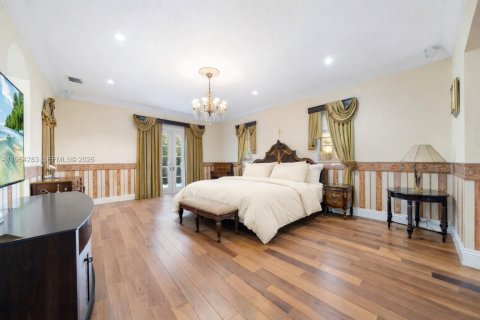 House in Miami, Florida 8 bedrooms, 621.89 sq.m. № 2081094 - photo 25