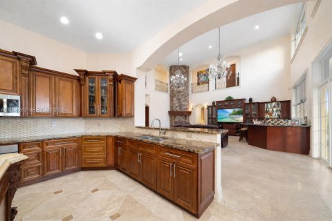 House in Miami, Florida 8 bedrooms, 621.89 sq.m. № 2081094 - photo 17