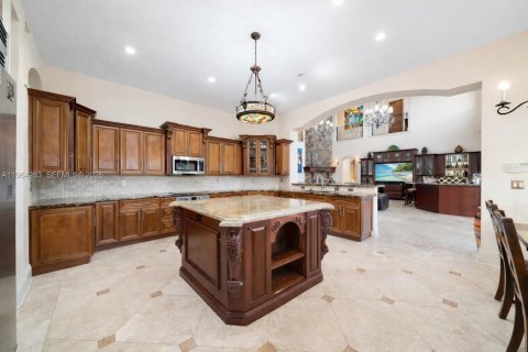 House in Miami, Florida 8 bedrooms, 621.89 sq.m. № 2081094 - photo 15