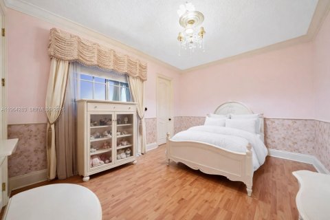 House in Miami, Florida 8 bedrooms, 621.89 sq.m. № 2081094 - photo 27