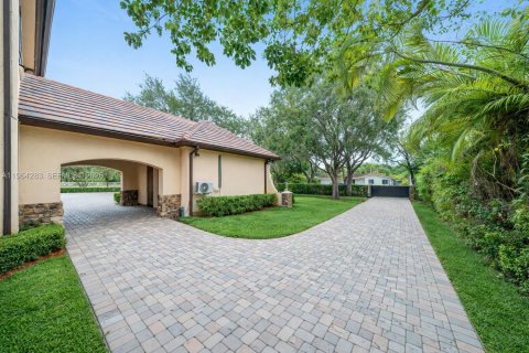 House in Miami, Florida 8 bedrooms, 621.89 sq.m. № 2081094 - photo 6