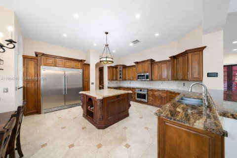 House in Miami, Florida 8 bedrooms, 621.89 sq.m. № 2081094 - photo 14