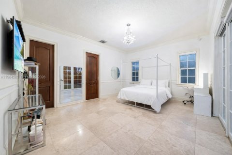 House in Miami, Florida 8 bedrooms, 621.89 sq.m. № 2081094 - photo 30