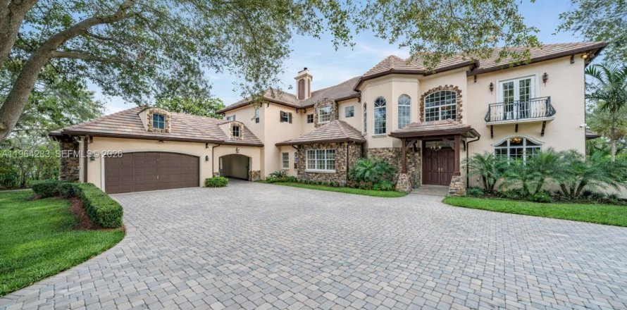 House in Miami, Florida 8 bedrooms, 621.89 sq.m. № 2081094