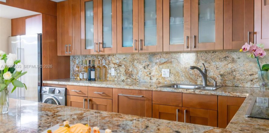 Condo in Lauderdale-by-the-Sea, Florida, 2 bedrooms  № 2071894