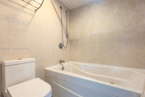 Condo in Lauderdale-by-the-Sea, Florida, 2 bedrooms  № 2071894 - photo 24