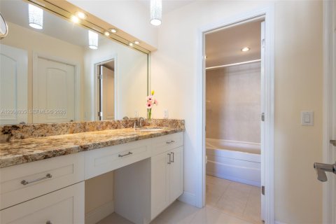 Condo in Lauderdale-by-the-Sea, Florida, 2 bedrooms  № 2071894 - photo 23