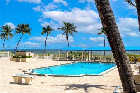 Condo in Lauderdale-by-the-Sea, Florida, 2 bedrooms  № 2071894 - photo 2