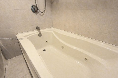 Condo in Lauderdale-by-the-Sea, Florida, 2 bedrooms  № 2071894 - photo 25