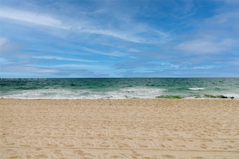 Condo in Lauderdale-by-the-Sea, Florida, 2 bedrooms  № 2071894 - photo 3