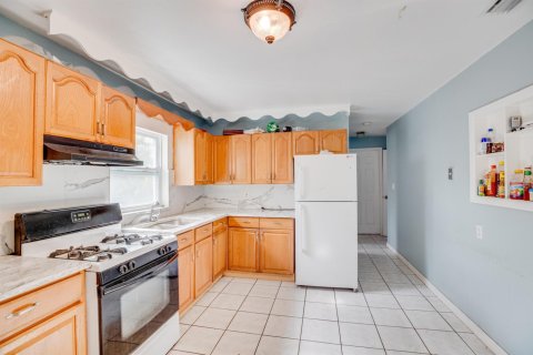 House in Fort Pierce, Florida 2 bedrooms, 95.78 sq.m. № 945947 - photo 1