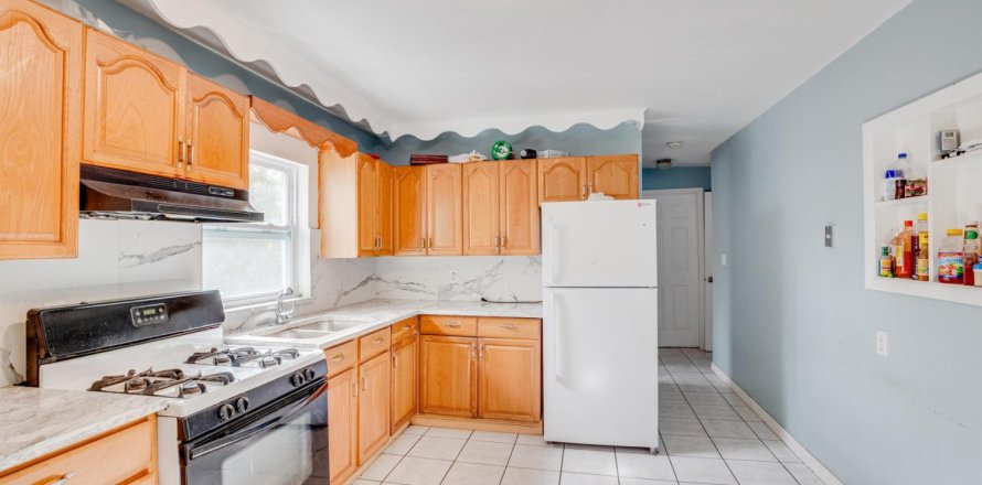 House in Fort Pierce, Florida 2 bedrooms, 95.78 sq.m. № 945947