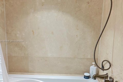 Снять в аренду квартиру в Майами, Флорида 2 спальни, 140.19м2, № 2031158 - фото 21