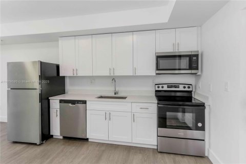 Снять в аренду квартиру в Майами, Флорида 37.16м2, № 1958207 - фото 2