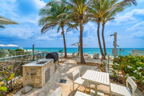 Condo in Palm Beach, Florida, 3 bedrooms in 3550 SOUTH OCEAN  № 284244 - photo 1