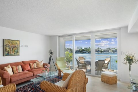 Condo in Fort Lauderdale, Florida, 2 bedrooms  № 1936340 - photo 3