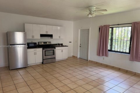 Casa en alquiler en Miami, Florida, 2 dormitorios, 88.26 m2 № 2076226 - foto 2