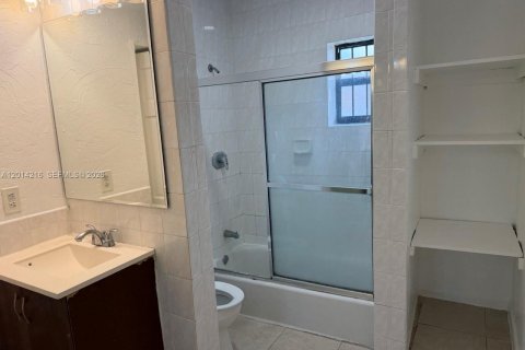 Casa en alquiler en Miami, Florida, 2 dormitorios, 88.26 m2 № 2076226 - foto 9