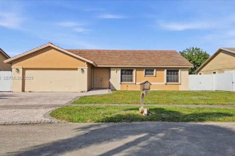 Villa ou maison à vendre à Miramar, Floride: 3 chambres, 157.28 m2 № 1985839 - photo 2
