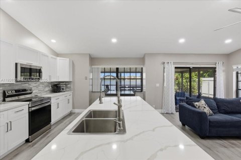 Villa ou maison à vendre à Miramar, Floride: 3 chambres, 157.28 m2 № 1985839 - photo 17