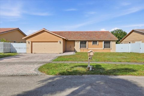 Villa ou maison à vendre à Miramar, Floride: 3 chambres, 157.28 m2 № 1985839 - photo 1