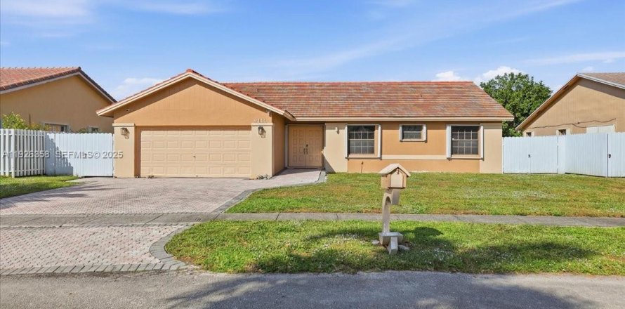 Villa ou maison à Miramar, Floride 3 chambres, 157.28 m2 № 1985839