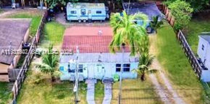 Propiedad comercial en Miami, Florida 117.61 m2 № 1990199