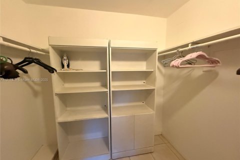 Снять в аренду виллу или дом в Холливуд, Флорида 1 спальня, 65.03м2, № 1973613 - фото 13