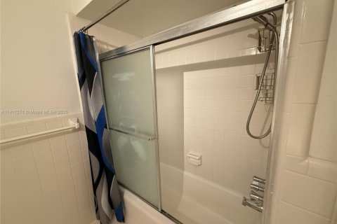 Снять в аренду виллу или дом в Холливуд, Флорида 1 спальня, 65.03м2, № 1973613 - фото 10