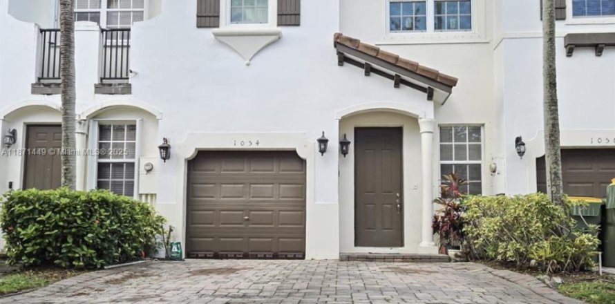 Adosado en Homestead, Florida 4 dormitorios, 147.9 m2 № 2012801