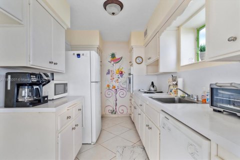 Condominio en venta en Bay Harbor Islands, Florida, 2 dormitorios, 91.04 m2 № 1955666 - foto 12