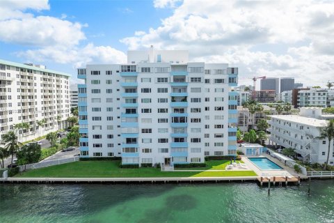 Condominio en venta en Bay Harbor Islands, Florida, 2 dormitorios, 91.04 m2 № 1955666 - foto 1