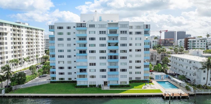 Condominio en Bay Harbor Islands, Florida, 2 dormitorios  № 1955666