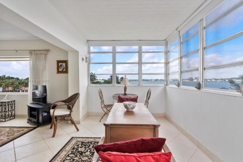 Condominio en venta en Bay Harbor Islands, Florida, 2 dormitorios, 91.04 m2 № 1955666 - foto 10