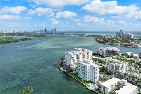 Condominio en venta en Bay Harbor Islands, Florida, 2 dormitorios, 91.04 m2 № 1955666 - foto 28