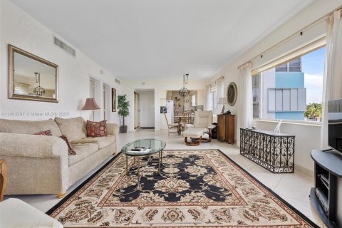 Condominio en venta en Bay Harbor Islands, Florida, 2 dormitorios, 91.04 m2 № 1955666 - foto 11