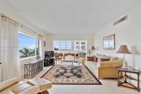 Condominio en venta en Bay Harbor Islands, Florida, 2 dormitorios, 91.04 m2 № 1955666 - foto 7